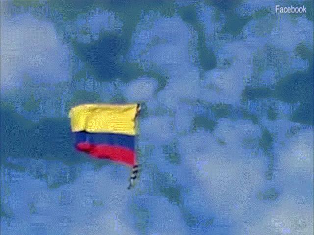 Thế giới - Hãi hùng khoảnh khắc hai binh sĩ Colombia rơi xuống đất khi đu dây trực thăng