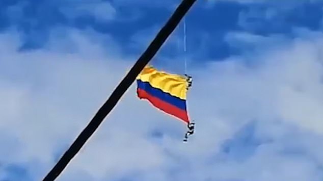 Hai quân nhân Colombia đu dây cáp ngay trước khi thảm kịch xảy ra.