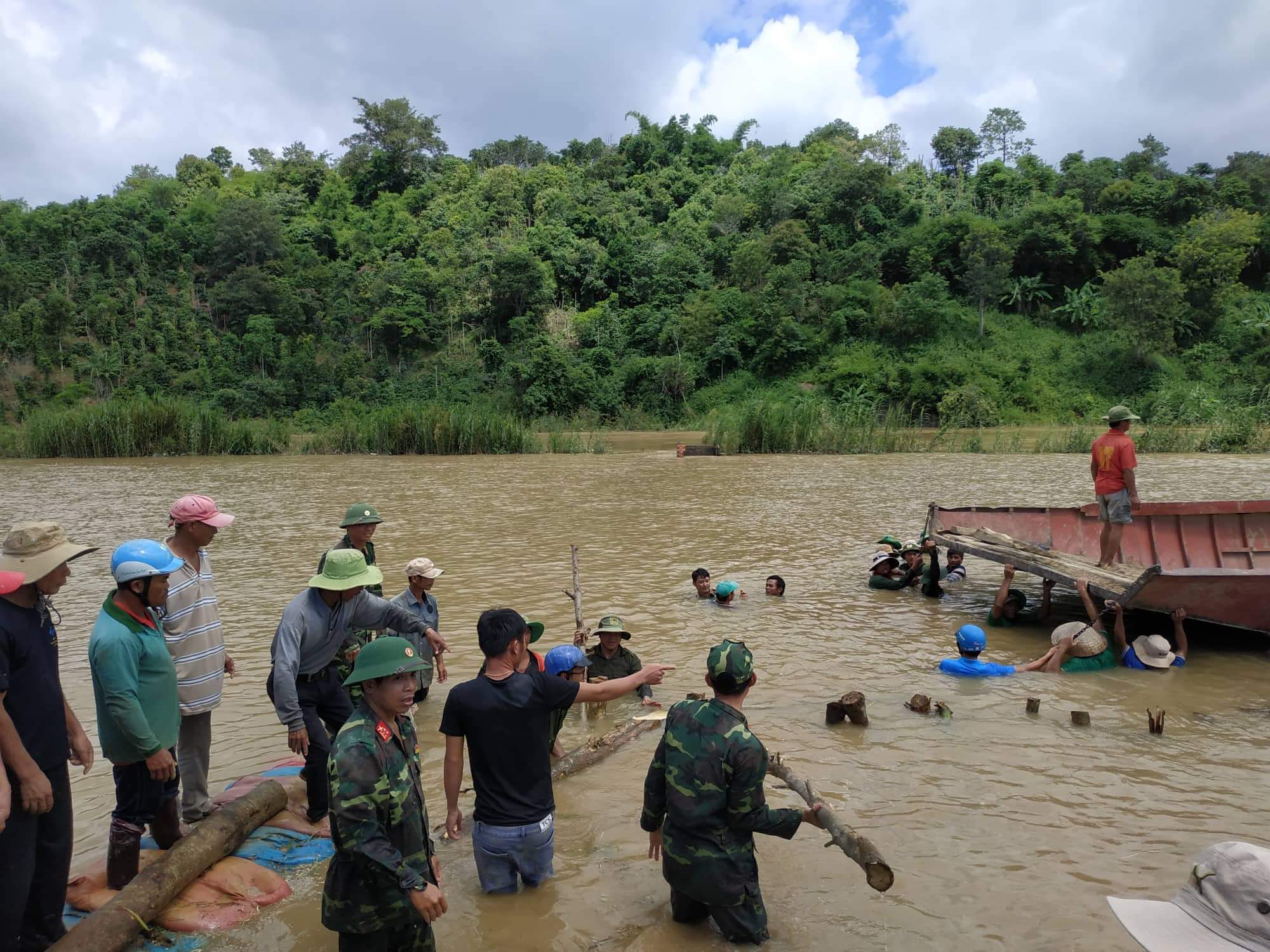 Nhiều người dân bất lực nhìn đê vỡ số còn lại tiếp tục dốc sức đắp đê với hy vọng vớt vát được ít lúa.
