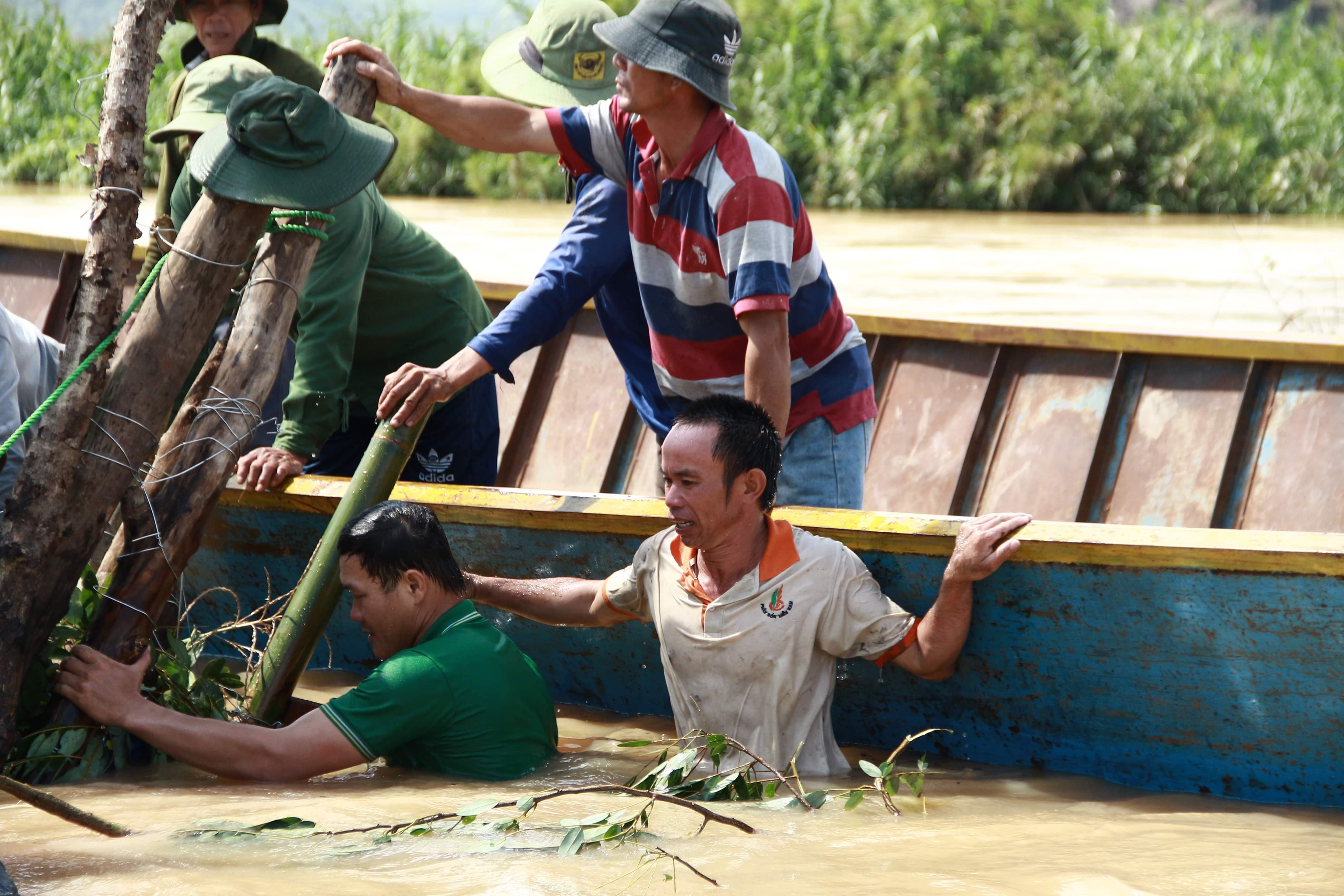 Những ngày qua nười dân dầm mình trong nước, thức trắng đêm cứu đê nhưng bất thành.