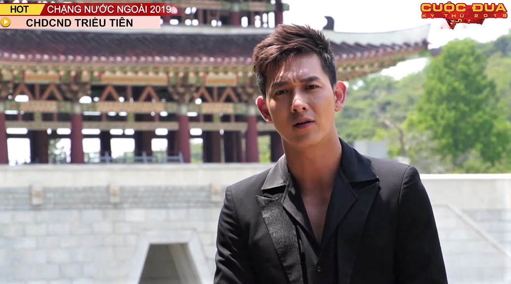 Host Song Luân xuất hiện trong trang phục vest lịch lãm khác hẳn các tập trước&nbsp;khi có mặt tại Triều Tiên ghi hình.