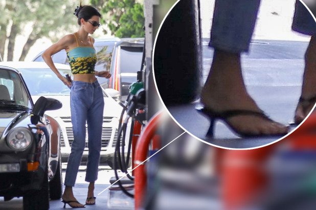 Phối áo hai dây cùng quần jean với dép tông cao gót như&nbsp;Kendall Jenner.