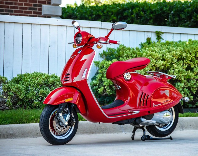 2019 Vespa 946 RED được đánh giá là mẫu xe tay ga hạng sang bậc nhất của thương hiệu Vespa.