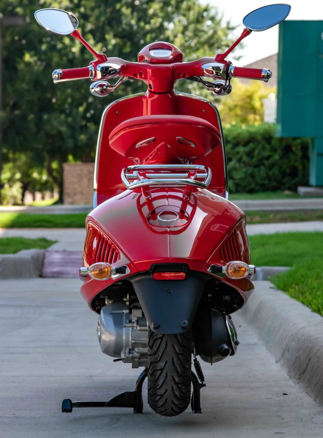 Vespa 946 RED nhìn từ phía sau.