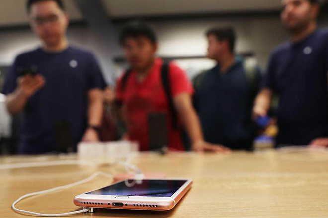 Apple nên xem xét lại chiến lược giá cho iPhone để thu hút người mua?