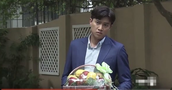 Giỏ hoa quả Vũ đưa đến tặng bố mẹ vợ bị cư dân mạng soi