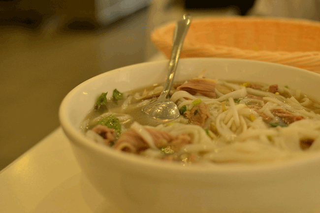 3. Phở là một bát nước dùng trong vắt từ nước hầm xương ngọt đậm đà, bên trong có một ít sợi phở làm từ bột gạo tẻ, thịt bò hoặc gà thái mỏng, các loại rau gia vị ăn kèm. Phở là món ăn sáng phổ biến của người Việt Nam, rất giàu chất xơ, chất chống oxy hóa, khoáng chất và vitamin.
