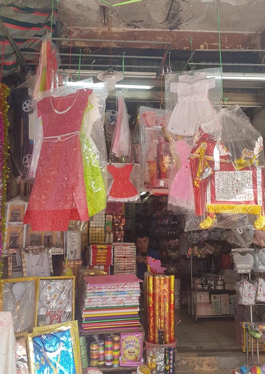 Do thưa thớt khách nên nhiều cửa hàng nửa bán hàng mã, nửa chuyển sang bán đồ trang trí thường ngày. Ảnh: N.M