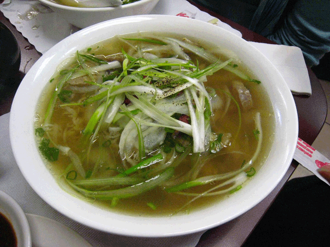 5. Phở là món ăn nổi tiếng bậc nhất Việt Nam trong mắt du khách quốc tế. Cũng giống như hầu hết các món ăn trong danh sách này, phở là một lựa chọn hoàn hảo cho bữa sáng cũng như các bữa ăn khác trong ngày.
