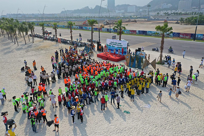 More than 300 volunteers participated in picking up rubbish on Bai Chay Beach - 3