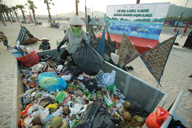 More than 300 volunteers participated in picking up rubbish on Bai Chay Beach - 6