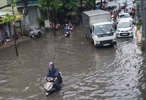 Tình trạng lún mặt đất khiến nhiều tuyến đường ở TP HCM đã ngập càng thêm ngập Ảnh: GIA MINH