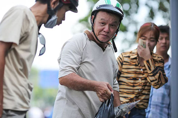 Hầu hết đều cho rằng giá bán 100.000-150.000 đồng/kg là rẻ. Nhiều người cho biết sẽ quay lại để mua ủng hộ.