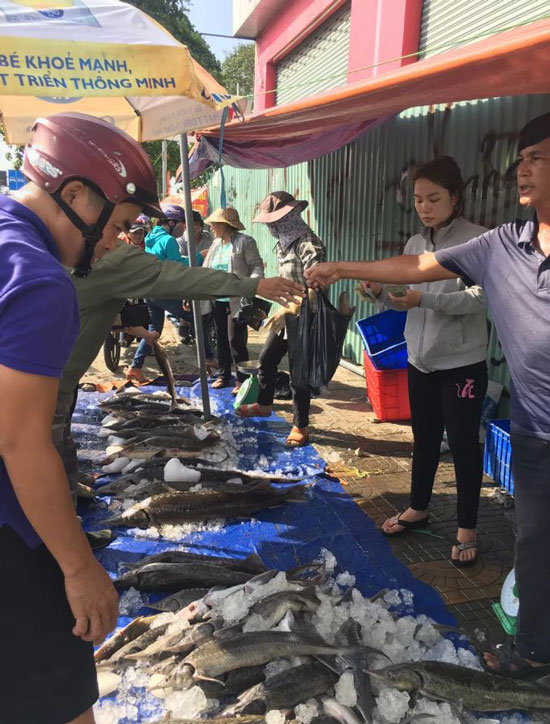 Theo anh Lý (ngụ quận Tân Bình), 2 ngày qua bạn bè, hàng xóm tò mò rủ nhau đi mua cá tầm với giá 150.000 đồng/kg. "Thấy người ta xúm lại đông quá nên mình cũng tò mò vô coi và cũng mua con 2 kg để về ăn thử" - khách hàng này chia sẻ.