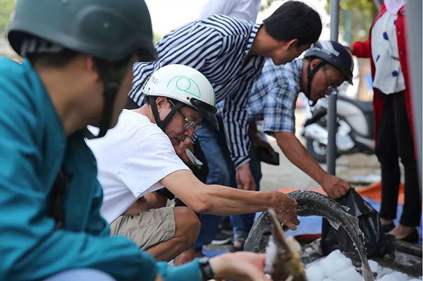 Ghi nhận vào sáng 13-8, có rất đông người đi trên đường Trường Chinh ghé vào mua cá ủng hộ người nuôi cá tầm. Mỗi người đến mua từ 1-2 con