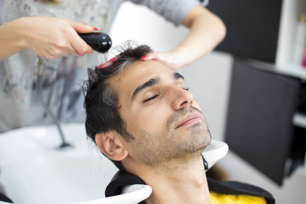 Người đàn ông suýt mất mạng sau khi cắt tóc ở tiệm và được bồi thường hơn 3 tỷ đồng - 1