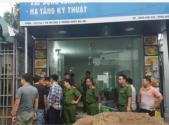 Công an khám xe nhà Lương. Ảnh: Vũ Hội.&nbsp;