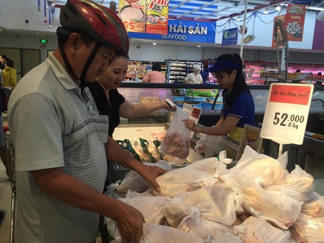 Gà dai đông lạnh nguyên con bày bán tại siêu thị.