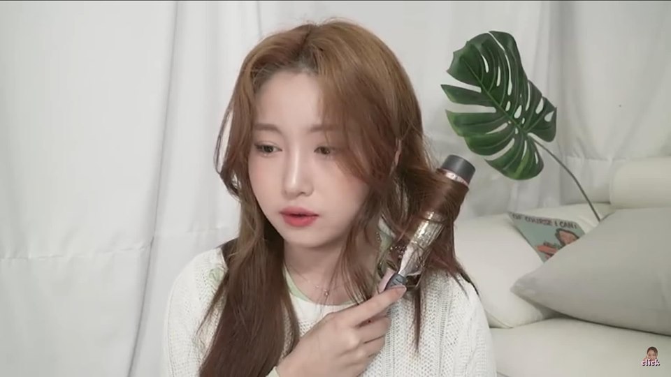 Làm tương tự với những lọn tóc đằng sau.&nbsp;
