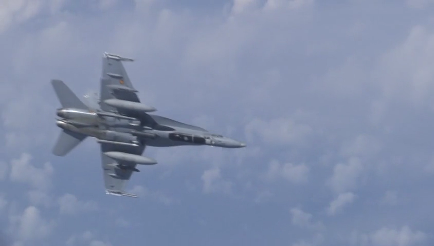 Hình ảnh chiếc F-18 NATO chụp từ trong khoang chuyên cơ chở Bộ trưởng Quốc phòng Nga.