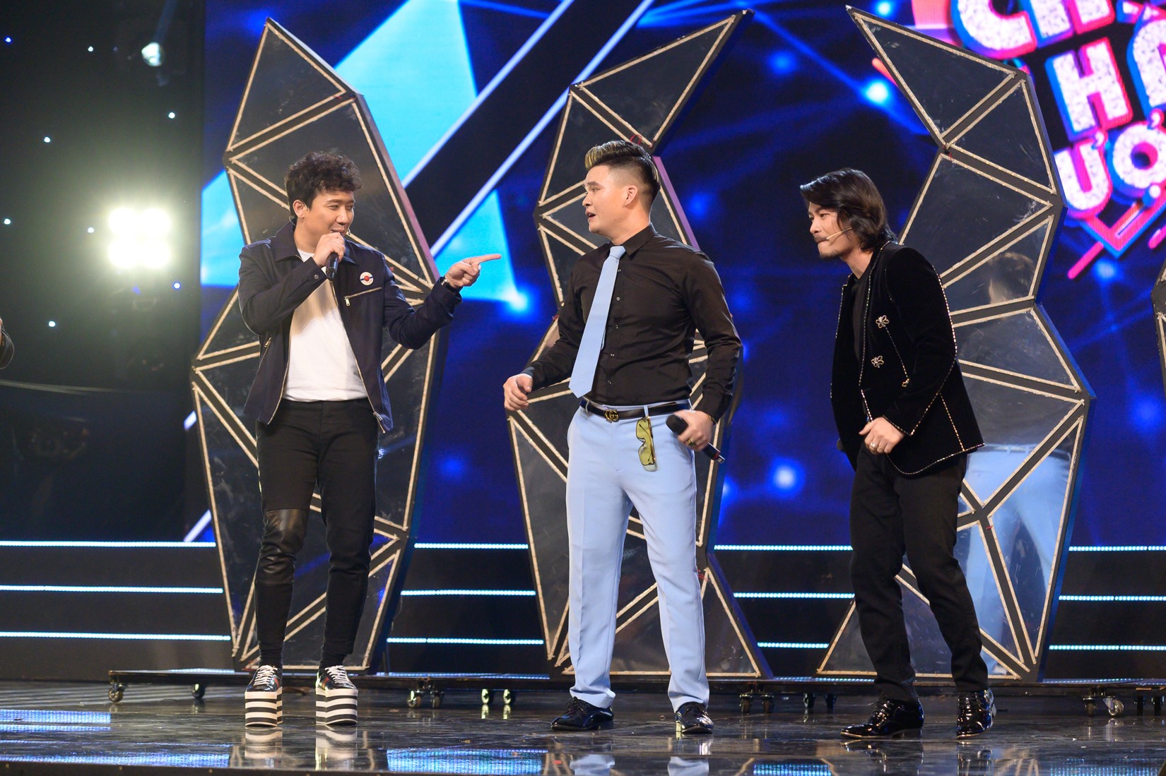 2 vị giám khảo lên sân khấu hát cùng Tuấn Phong.