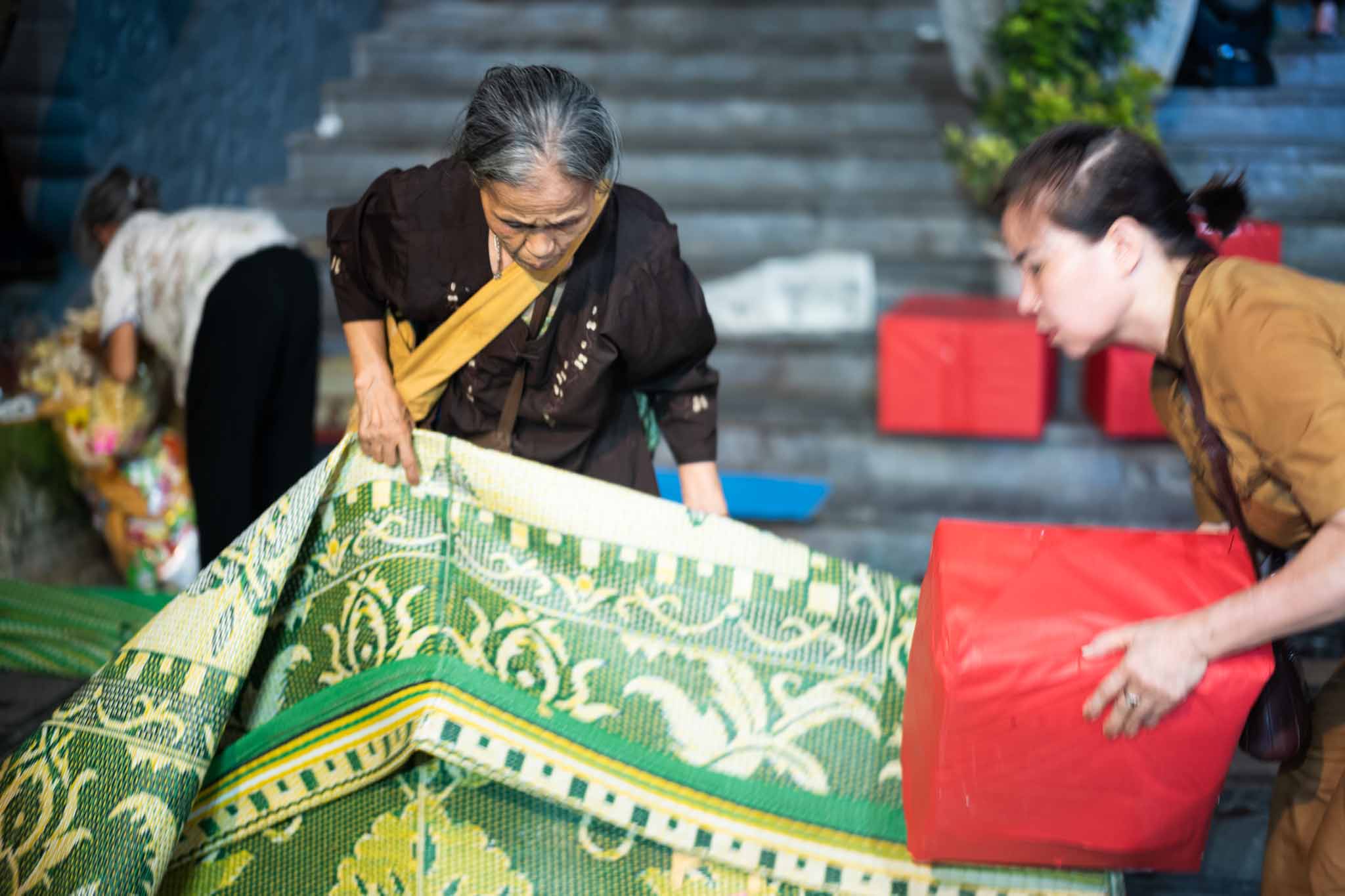 &nbsp;Vì thế tình trạng chen lẫn xô đẩy tranh nhau lộc cúng chúng sinh vẫn diễn ra hàng năm tại chùa Quán Sứ