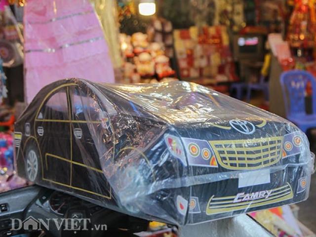 Thị trường - Tiêu dùng - Camry, iPhone giá vài chục nghìn đồng ngập phố Hàng Mã mùa Vu Lan