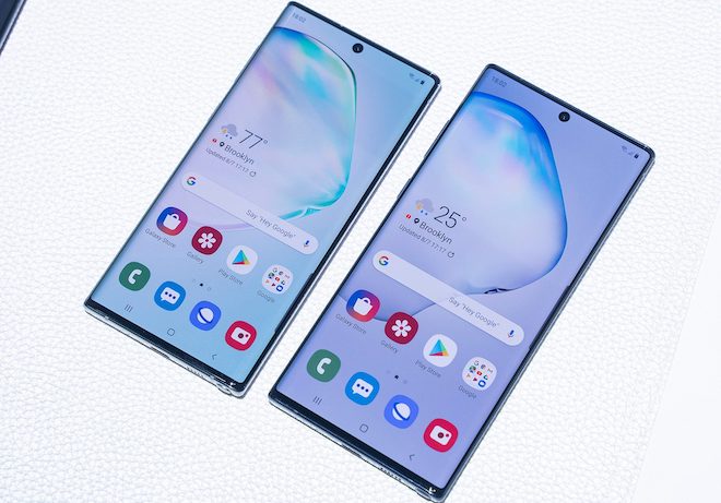Samsung Galaxy Note10 (bên trái) với màn hình 6,3-inches và Galaxy Note10+ bên phải với màn hình 6,8-inches.