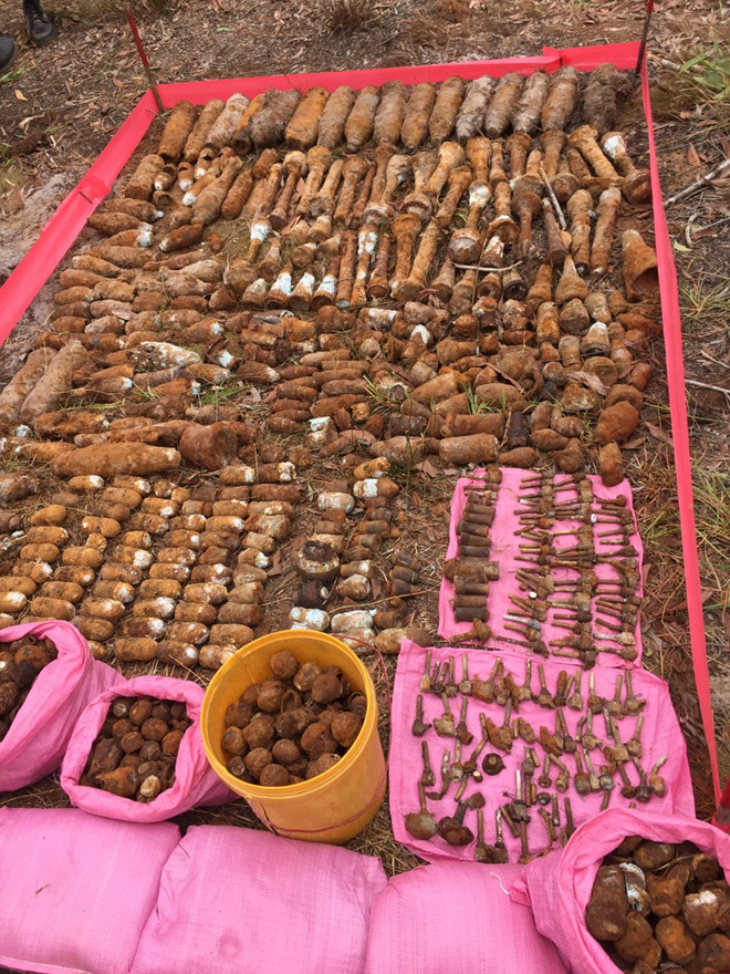  Hơn 1.400 lựu đạn, kíp pháo rocket còn nguyên kíp nổ được đưa đi xử lý.