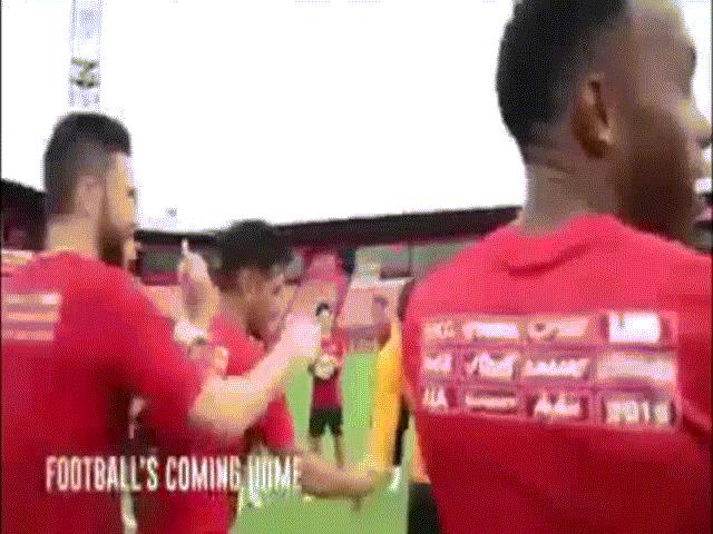 Bạn trẻ - Cuộc sống - Clip: Lâm Tây hứng trọn trứng sống không trượt phát nào từ đồng đội