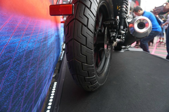 Lốp xe Vee Rubber với các khía cạnh tăng cường độ bám đường.