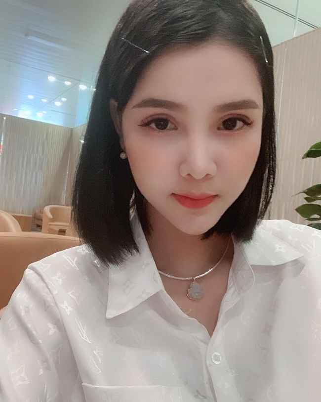 Sau khi cưới Mạc Hồng Quân, phong cách ăn mặc của Kỳ Hân có sự thay đổi rõ rệt. Trên trang cá nhân, cô chỉ đăng tải hình ảnh diện đồ kín đáo, không hở hang.