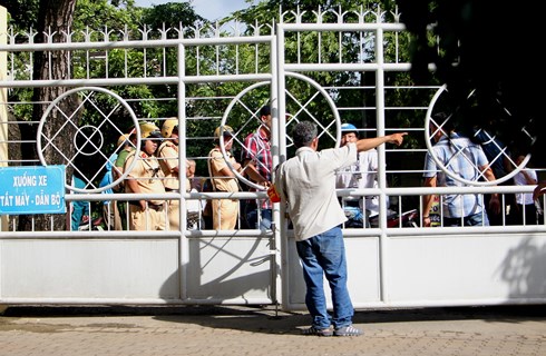Lực lượng công an túc trực tại cổng vào khu nhà tổ chức họp báo.