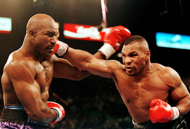 Mike Tyson (phải) nhiều lần gian lận để thoát án phạt sử dụng doping