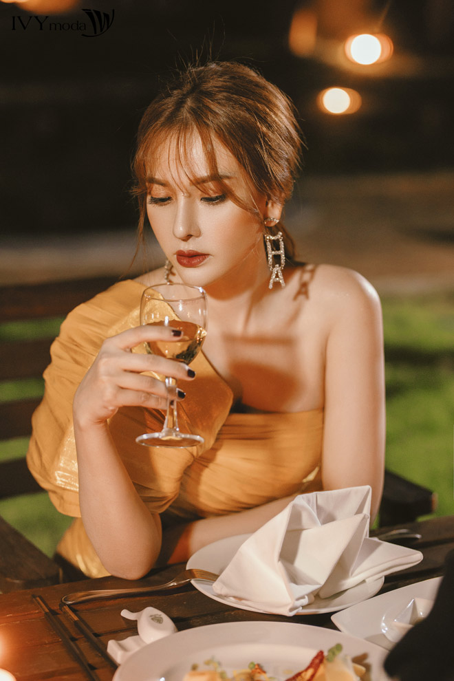 Ca sĩ Thu Thủy cũng dành sự ưu ái cho đầm IVY moda trong MV mới nhất với sự xuất hiện của người bạn đời của mình.