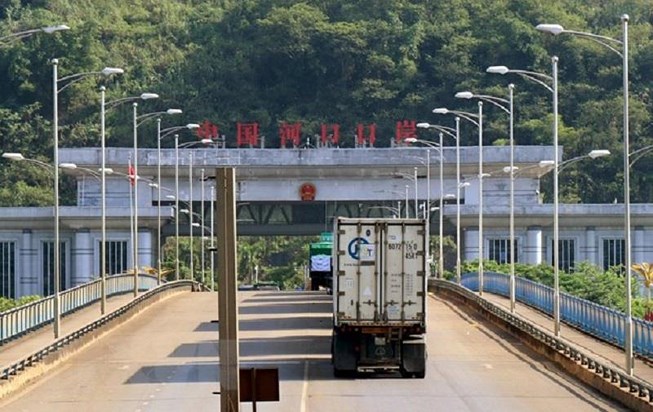 Nhiều xe xếp hàng chờ được làm thủ tục thông quan tại Cửa khẩu đường bộ Kim Thành sang Vân Nam (Trung Quốc) trong sáng 14/8/2019. Ảnh: TTXVN