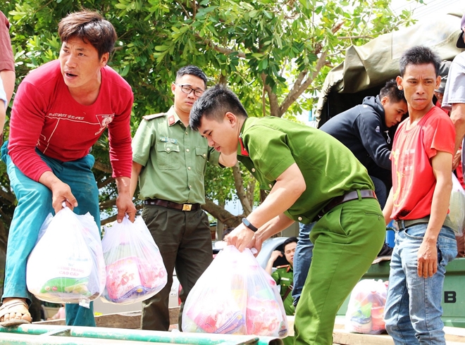 Tình người nơi vùng “rốn” lũ đi qua - 4