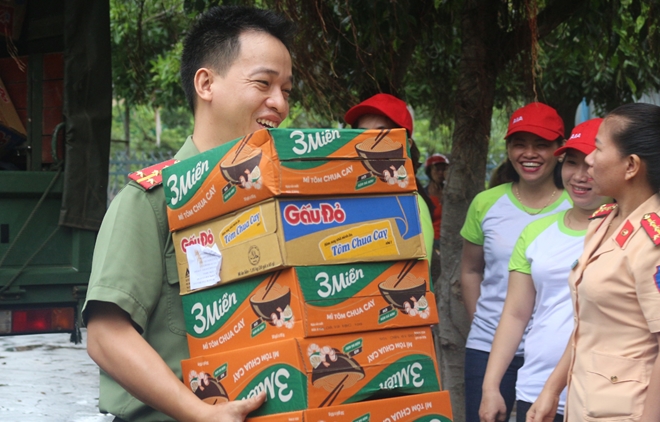 Vận chuyển những món quà đầy ý nghĩa đên với bà con vùng lũ