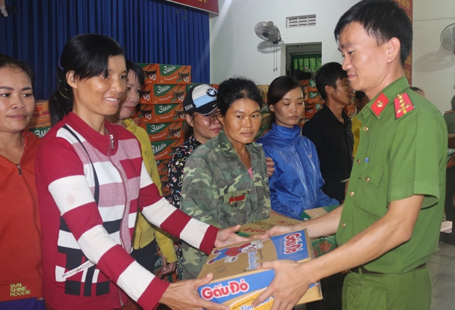 Tình người nơi vùng “rốn” lũ đi qua - 6