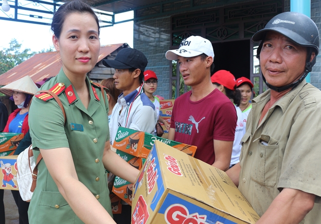 Tình người nơi vùng “rốn” lũ đi qua - 7