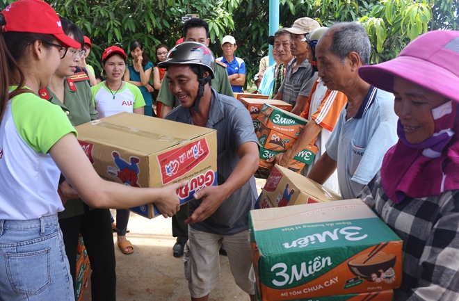 Tận tay trao quà cho bà con, góp phần giúp bà con ổn định cuộc sống sau lũ