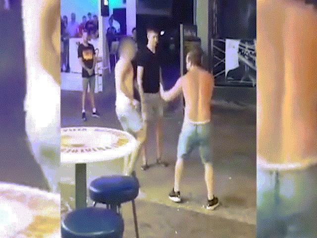 Thể thao - Video triệu view: "Cà khịa" võ sĩ MMA, 2 "trẻ trâu" ăn đấm hộc máu