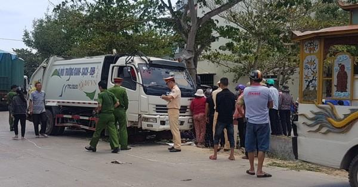 Tin tức trong ngày - Xe chở rác bất ngờ lao sang phía trái đường tông chết tiểu thương