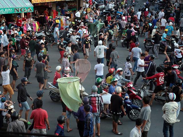 "Cô hồn sống" mang lưới, vợt đi giật đồ cúng náo loạn phố Sài Gòn