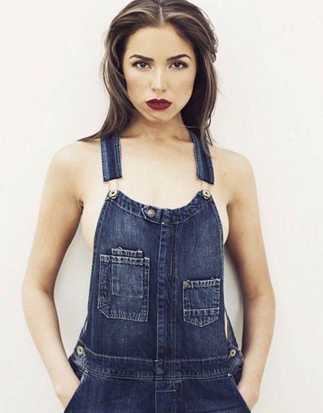 Olivia Culpo phô diễn trọn vẹn vẻ gợi cảm khi mặc yếm và hoàn toàn bỏ quên những bộ nội y chật, cứng.