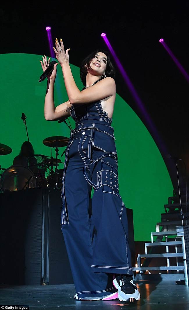 ... Dua Lipa... cũng đều nghiện mốt mặc yếm không nội y.
