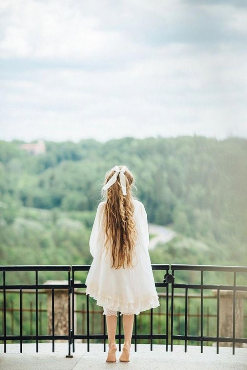 Câu chuyện về chiếc váy trắng của thời ấu thơ là câu chuyện ngọt ngào và đáng nhớ hơn cả