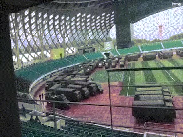 Video hàng trăm xe quân sự Trung Quốc tập kết giáp ranh Hong Kong