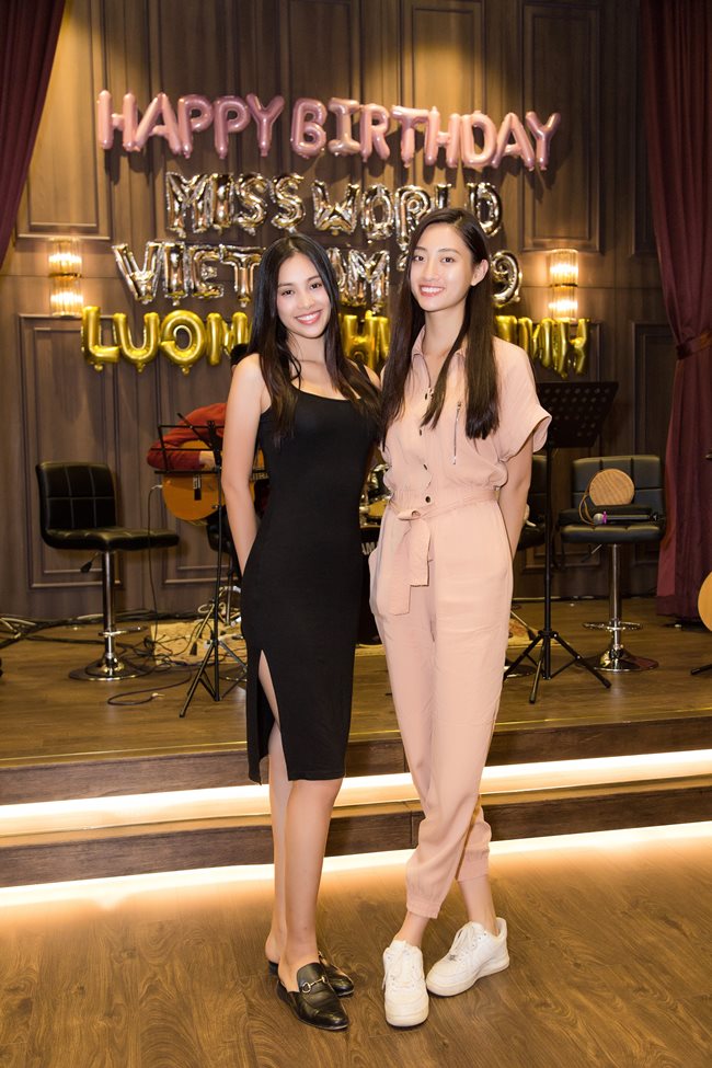 Lương Thùy Linh đọ mặt mộc cùng hoa hậu Tiểu Vy tại bữa tiệc sinh nhật được tổ chức trong không gian ấm cúng, sang trọng.