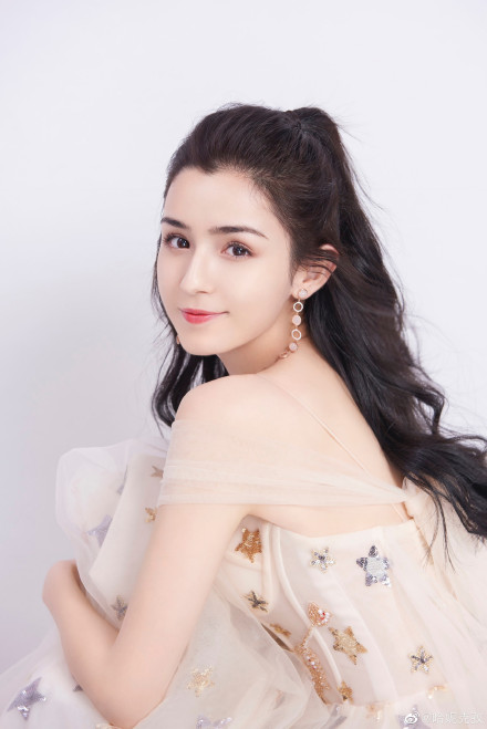 Ngay khi vừa nổi tiếng cô đã nhận được nhiều lời mời trình diễn.&nbsp;